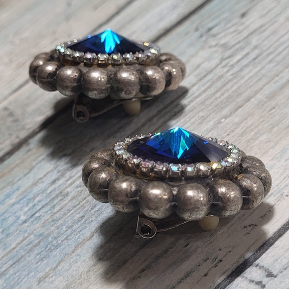 Vintage Clip on Earrings. - Picture 7 of 8